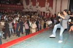 Shahrukh Khan promotes Chennai Express in Maratha Mandir, Mumbai on 15th Aug 2013 (92).JPG